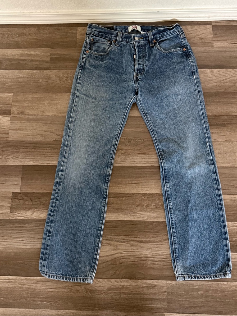 Levi's 501 Men's Straight Jeans in Light Blue Wash - Picture 10 of 12